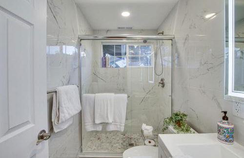 Modern Kirkland Home with Sauna and Outdoor Fireplace - Foto 21