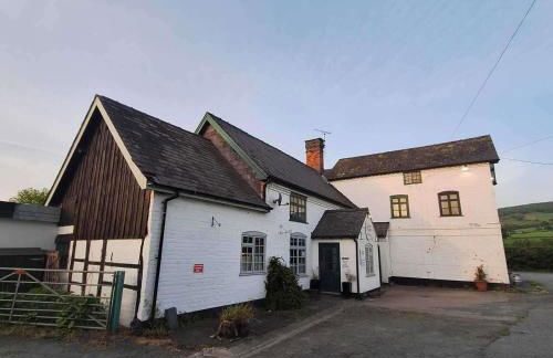 Green Dragon and Kitchen Pod - Sleeps 2 & Parking - Photo 3