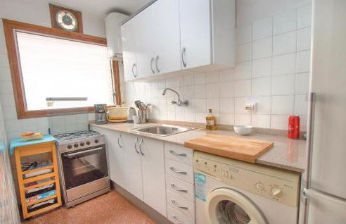 Stunning Apartment In Pineda De Mar - Photo 4