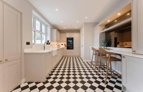 Luxury Four Bedroom Home Near Sandbanks - Photo 10