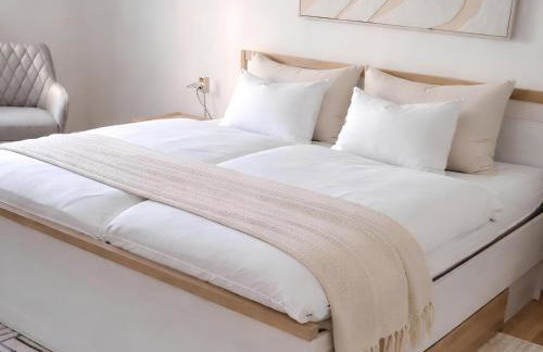 Moderne Ferienwohnung,Sauna im Haus, Parkplatz Hunde willkommen, nahe Schloss, Waldeisenbahn, Hermansbad, UNESCO Geopark, nahe polnischer Markt, Top Lage für Ausflugsziele zum Wandern oder Radfahren - Foto 2