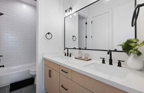 2 Luxury Homes in 1 - Walk to Nightlife & Stadiums - Foto 35