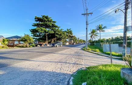 Aptos em condominio frente mar na praia de Taperapuã, atravessou a rua está na praia, aptos com 2 quartos com ar condicionado, internet privativa 300MBPS, 1 vaga de garagem, acomodam até 6 pessoas - Foto 4