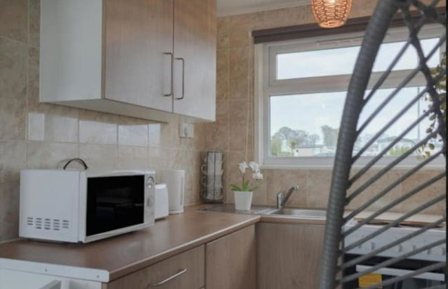 2 Bed Chalet Sleeps 4- Parking, Garden, Near Beach - Foto 9