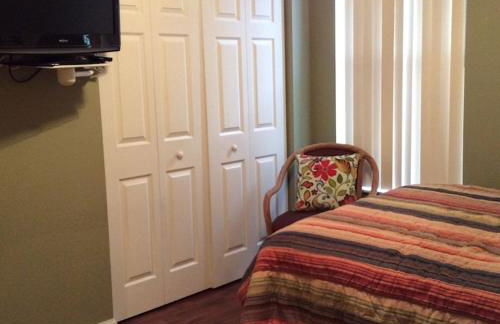 Beautiful furnished 3 BR home, pool, clubhouse access - if interested, please provide your name, contact info - Photo 27