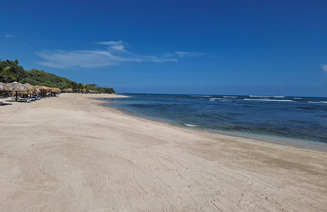 Costambar Ocean Breeze - Beachfront Apartment With Pool - Photo 10
