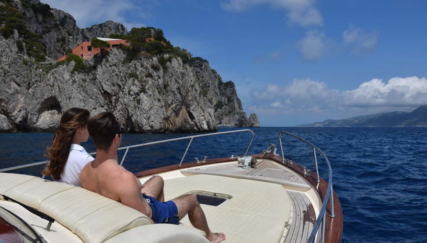 Excursion sur l'île de Capri en bateau - Photo 4, Profitez en couple de la balade en bateau