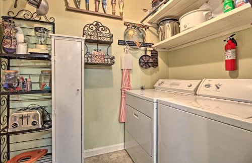 Waterfront Midway Home with Sunroom and Large Yard - Foto 12