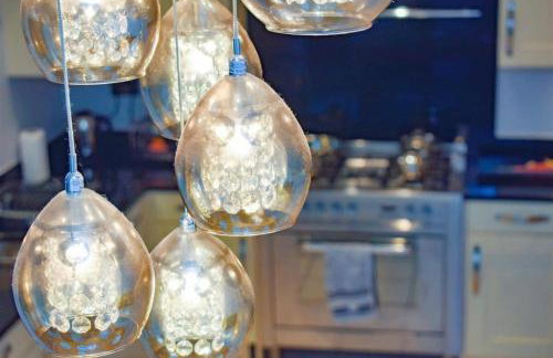 Spacious 4 Bedroom 3 Bathroom House - Sleeps up to 8 - Free Parking, Balcony, Fast Wifi and Smart TVs by Yoko Property - Photo 15