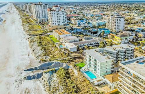 Polished oceanfront condo with pool access, private balcony & washer/dryer - Foto 16