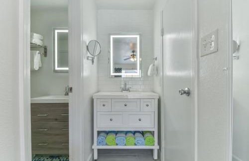 Coastal Paradise Condo with 2 Bedrooms and Pool - Foto 17