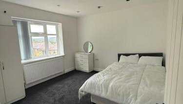 3 Bed Semi, Bingley, BD16, Free Parking, Wi-Fi - Foto 2, wardrobe