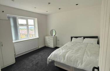 3 Bed Semi, Bingley, BD16, Free Parking, Wi-Fi - Foto 2