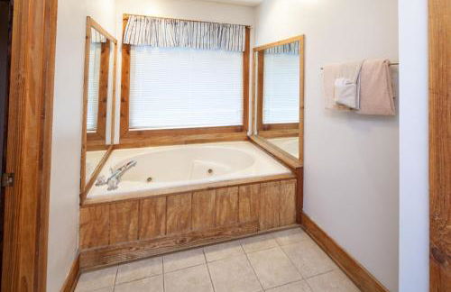 Er44 - Rising Eagle - Great Location! Close To Town! 2 Bedroom Cabin by RedAwning - Foto 36