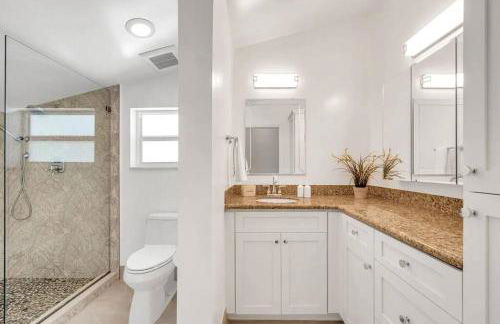 Steps to Beach, Pool, Backyard Oasis, Game Room - Foto 39