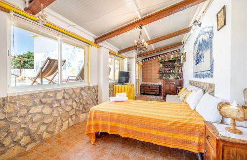 Eclectic oasis with poolside charm in Arranhó - Foto 31