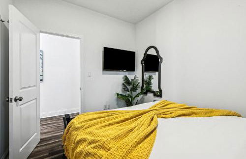 Spacious 10BR NOLA Home, Perfect for Groups, King bed - Foto 25