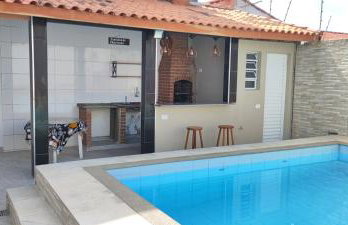 Casa térrea com piscina a 250 metros da praia - Foto 1