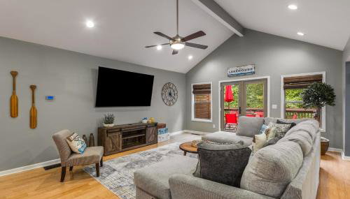 4bd Waterfront House in Lake Lanier with HotTub, FirePit, Wifi, Ping Pong and 2 Kaya - Foto 3