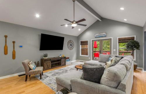 4bd Waterfront House in Lake Lanier with HotTub, FirePit, Wifi, Ping Pong and 2 Kaya - Foto 3