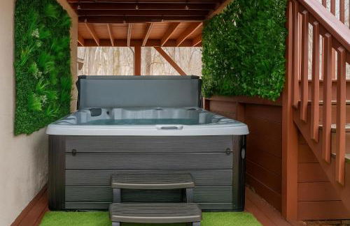 WOW!! Ultimate Pocono Retreat Hot Tub, Game Room, Fire Pit, Near Lakes & Hiking! - Foto 52