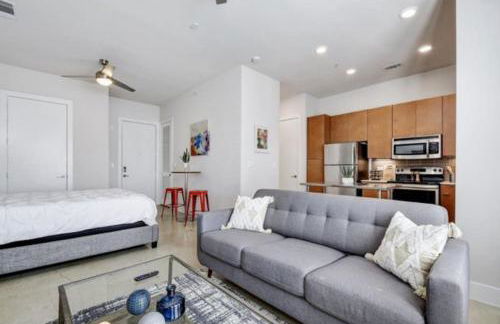 Vibrant Downtown Studio Wifi Pool Gym - Photo 14