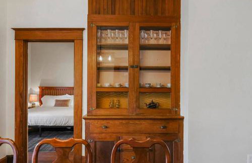 Historic Charm: Spacious 4BR Retreat Sleeps 11 - Holiday Home - Foto 6