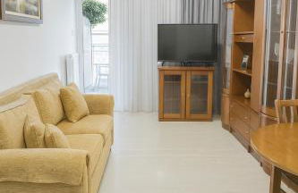 Mamour Apartments, Near Tram & 8' to Beach, Queen Bed Comfort - Foto 17
