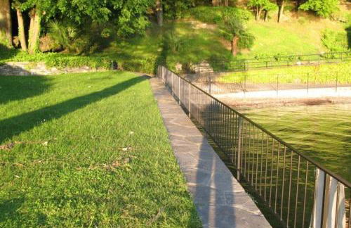 Stunning architectural villa with direct access to lake - Foto 9