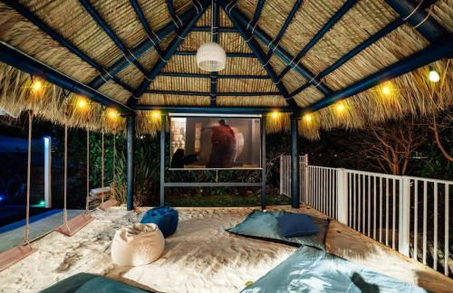 Beachfront Oasis w Htd Pool Cinema Game-Room Tiki - Foto 3