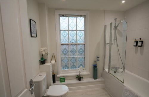 Relaxing Town Centre House - Perfect for Exploring - Photo 8