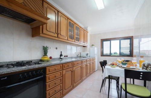 Sunny Cozy Flat w/ Terrace - São João - Foto 28