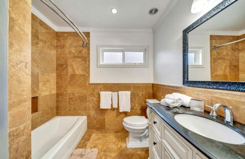 Charming 3BR with Ping-Pong and Spa! - Foto 42