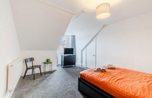 The Central 3BR Second-Floor Apartment - Photo 16