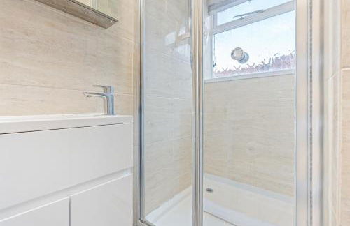 3BR Kingswood Cottage with Detached Unit - Photo 54