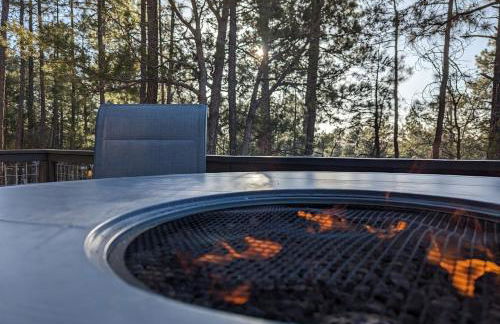 Pinetop Getaway w Sunset Deck & Fire Pit Table - Foto 8