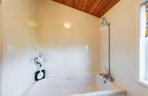 3 Bedroom Lakeview Lodge - Ensuite & Balcony Deck - Foto 53