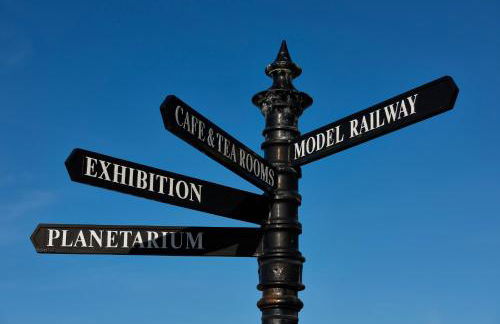 Fort Victoria Cottages - Sea View Cottage - Photo 30