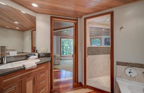 Steps to the Ellis River - Luxe, Hot Tub, Game Room - Foto 29