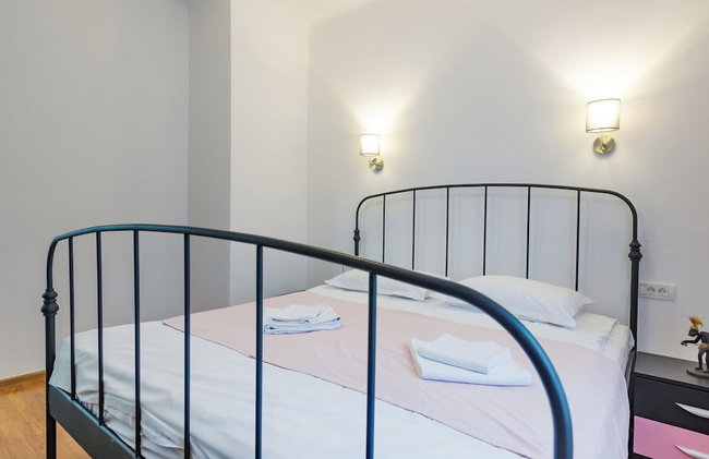 Modern Apartment - Photo 9