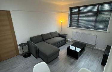 Luxury 2 Bed Apartment, Sleeps 6 with Sofa bed, Close to Sale Town & Tram Station - Photo 10