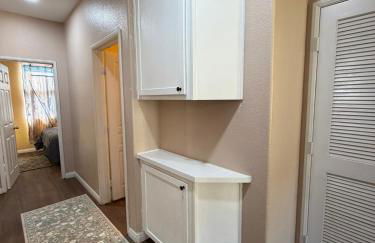 Private and Stylish 3Bdrm 3Ba Townhome, Gated Patio, King Bed, Spacious, Free Parking, Available now - Foto 19