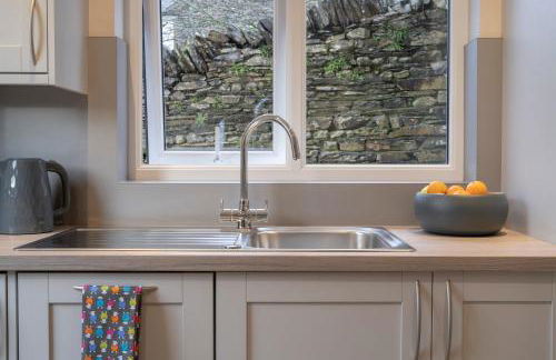 The Hideaway with Cosy Fireplace by LetMeStay - Foto 7