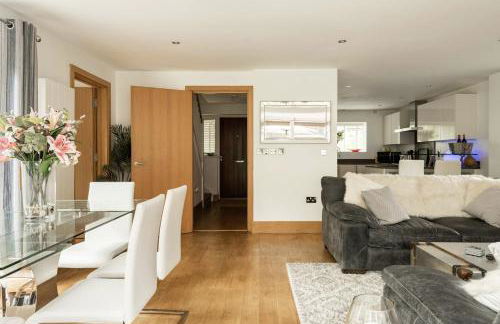 Modern contemporary home in beautiful setting - Foto 44