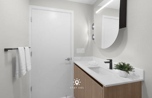 Chic 2BR Apartment Gym & Balcony Views - Foto 24