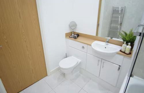 Spacious 2BR 2BA Apartment with Balcony & Free Parking - Near ExCeL & City Airport - Foto 8