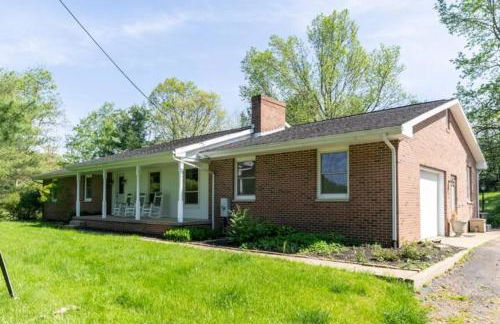 100 Acre Red Brick Ranch Hocking Hills Cabin Hot Tub 12 - Foto 30