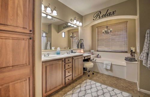 Family Gem in Phoenix with Saltwater Pool and Theater - Foto 26