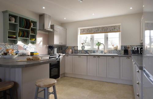 Family Country Cottage with Stunning Mountain Views - Photo 10