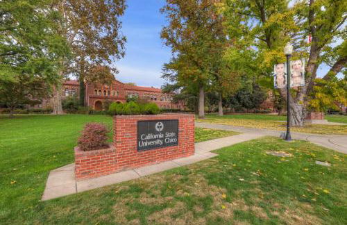 New Tudor Cottage one block from Chico State and downtown with private garage - Foto 22
